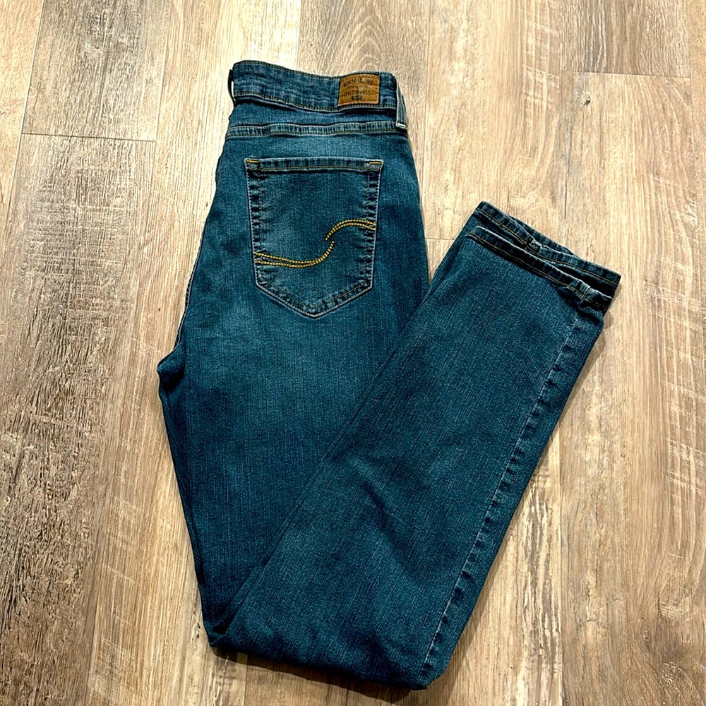 Signature by Levi Strauss mid rise straight jeans size 31. In like new condition